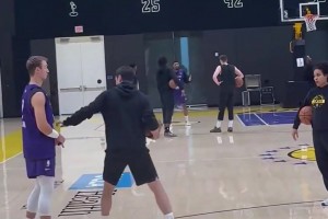 湖人队训练...这是在练什么突破技巧🤔